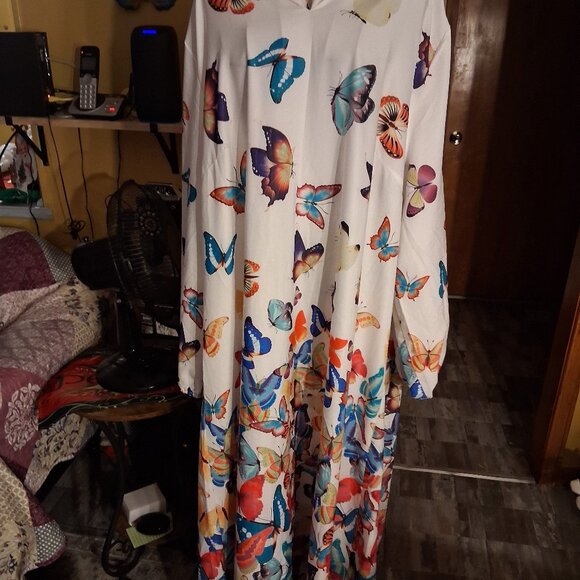 STUNNING AND BEAUTFUIL DRESS FOR PLUS SIZE QUEEN - Picture 1 of 1